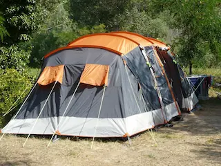 Emplacement tente au camping dans les pyrénées orientales